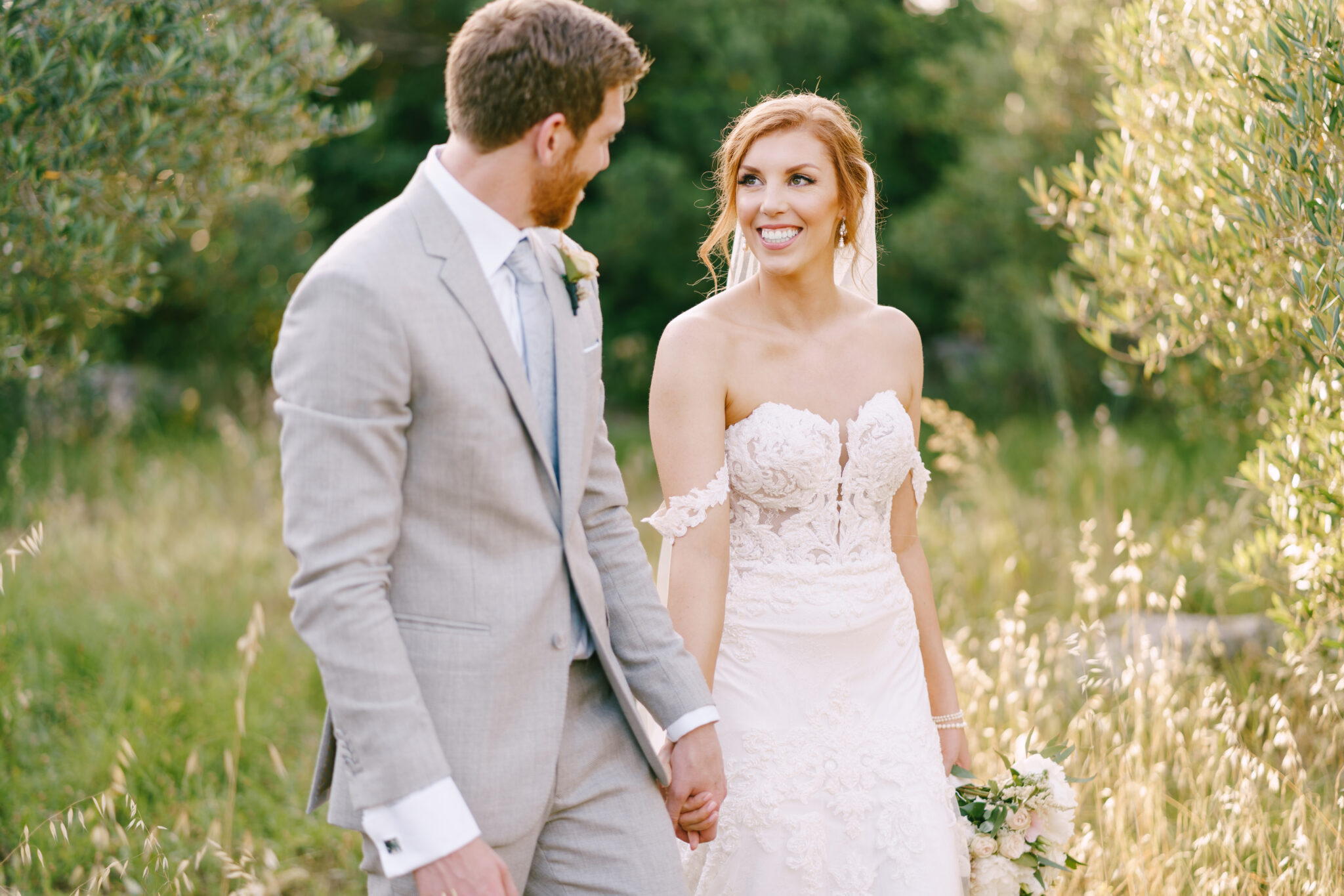 Lächelndes Brautpaar Plan and Promise Hochzeitsplanung