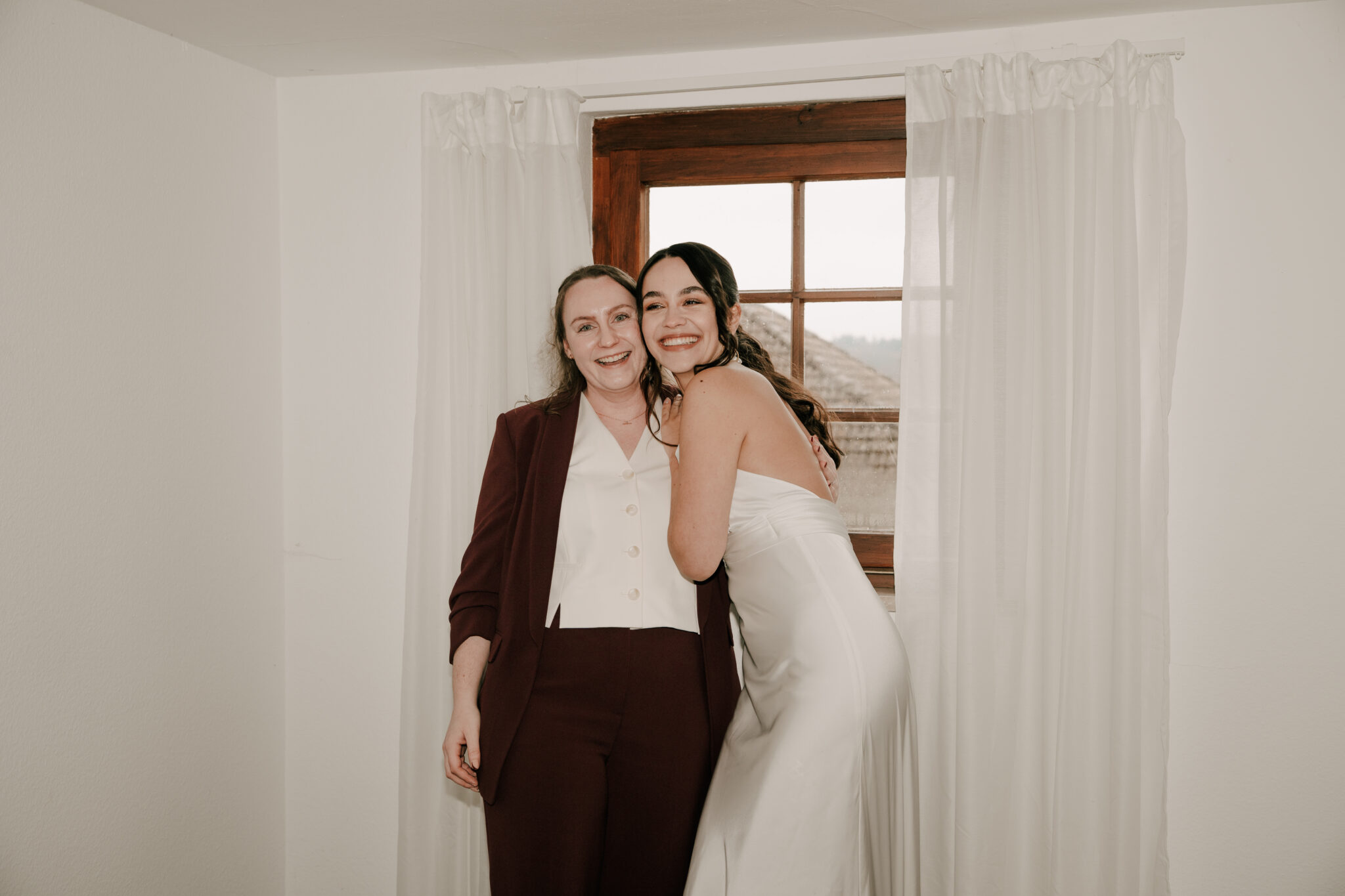 Getting Ready Braut mit Hochzeitsplanerin