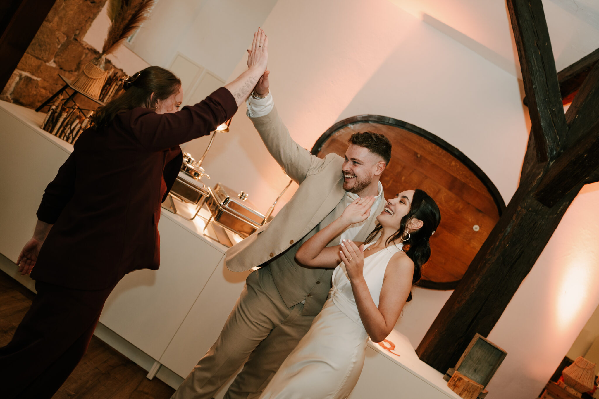 Brautpaar mit Hochzeitsplanerin